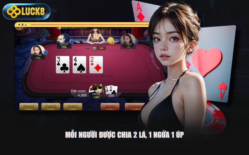 Mỗi người được chia 2 lá, 1 ngửa 1 úp